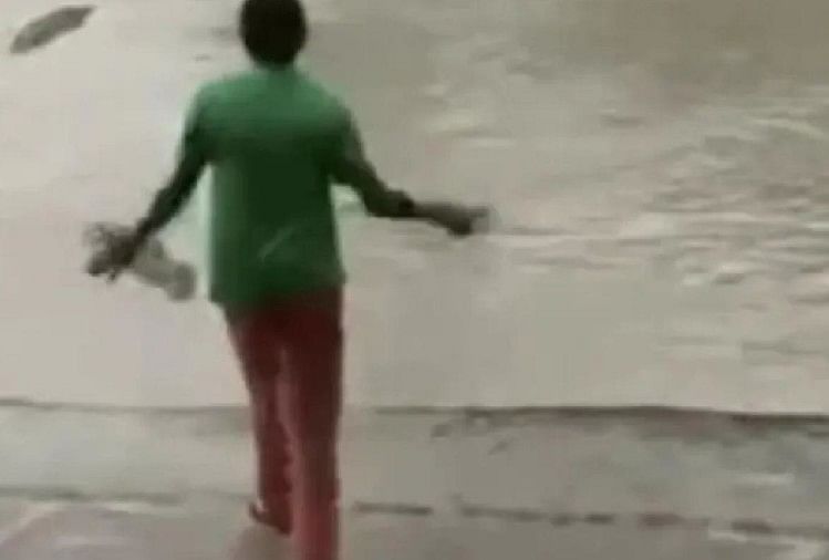 woman scares off crocodile with her slippers Video goes Viral on Social media
