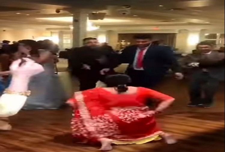 aunty did such a funny dance in the wedding party video goes viral on social media