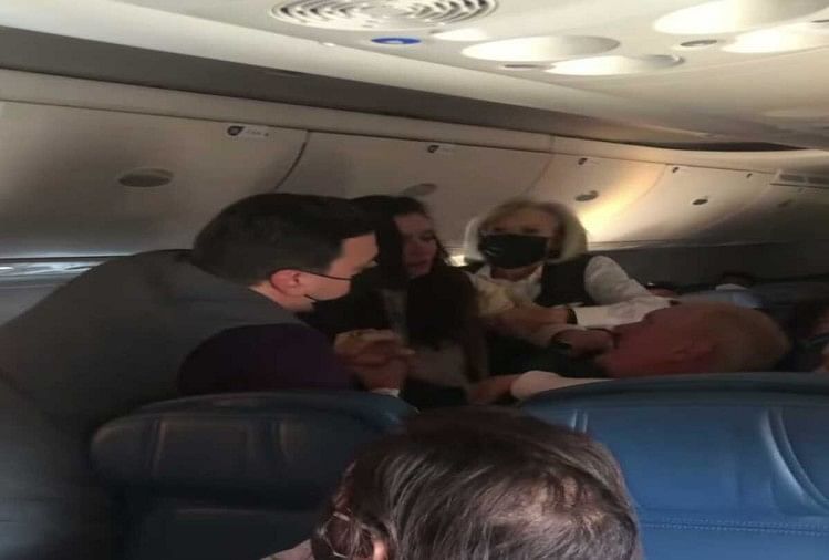 lady slapped an old man in the flight but she did not wear a mask video goes viral