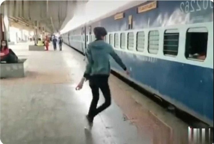 passenger sitting in the train threw the garbage on railway station after what happend watch video