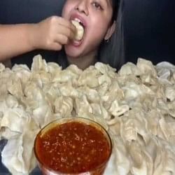 A foody girl took up the challenge to eat 100 momos what happened in next moment