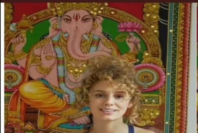 Netflix show money heist actress Esther Acebo spotted lord Ganesha painting at home