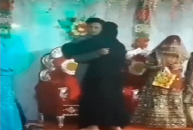 Viral Wedding Video friend prank with man in marriage video goes viral on social media