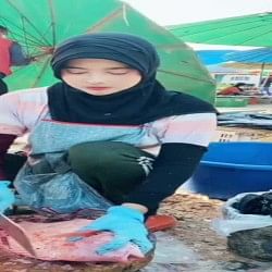 beautiful girl was selling fish in market video goes viral on social media
