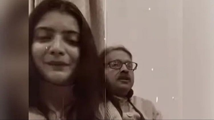 father daughters mesmerizing song is going viral on the internet Tere Mere Milan Ki Yeh Raina
