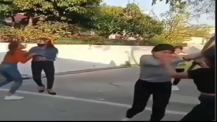 Viral fight video between two girls gang outside on road beaten by each other