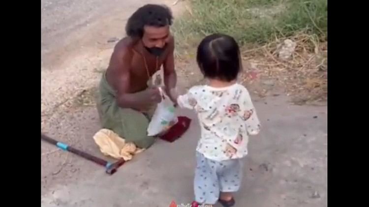 A little girl gave a bottle of water to a disabled person People got emotional