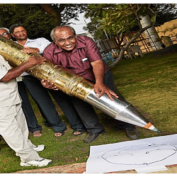 The world's largest ball pen whose length is 18 feet 37 kg pen having name in Guinness World Record
