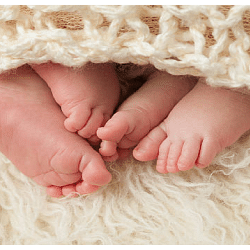 Pregnant twin sisters give birth to identical babies at the same time and in the same hospital
