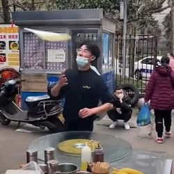 Flying Paratha Trending Video: Flying disk paratha China's special Hawabaz Paratha