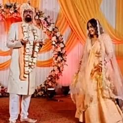 Trending Bride Groom Video: When the bridegroom came with varmala the bride started running