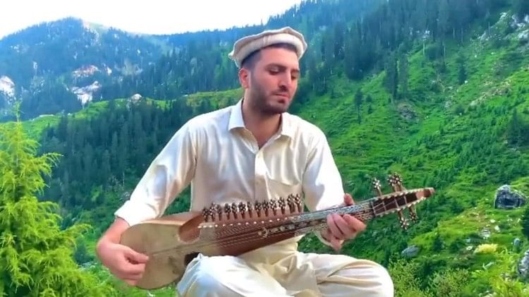 Pakistani man played Bollywood song in the midst of the litigants on Rabab, Indians were mesmerized