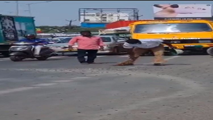Police Viral Video traffic jawan removing pebbles on road ias share inspiring video