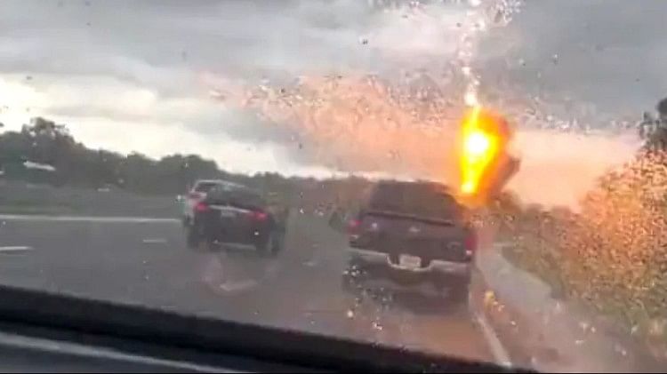 Lightning Strike Video: Lightning fell on husband's truck wife recorded live video of accident