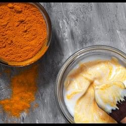 Chehre Par Haldi Kaise Lagaye  Five ways to apply turmeric on the face for glowing skin