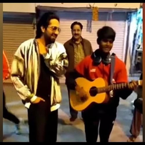 Viral Video: स्ट्रीट गिटारिस्ट के साथ आयुष्मान खुराना ने गाया गाना, अचानक एंट्री से हैरत में पड़े लोग