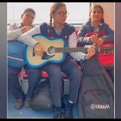 Delhi Metro: School Girl sing 'Mann Bhariya' song playing guitar in Delhi Metro