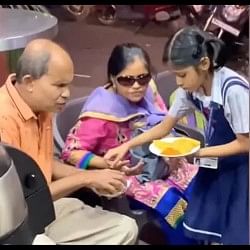 Emotional Video: Girl serving blind parents like Shravan Kumar, video went viral on social media