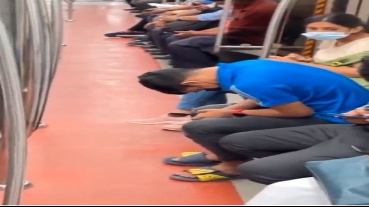मेट्रो में गहरी नींद में सो रहा था लड़का