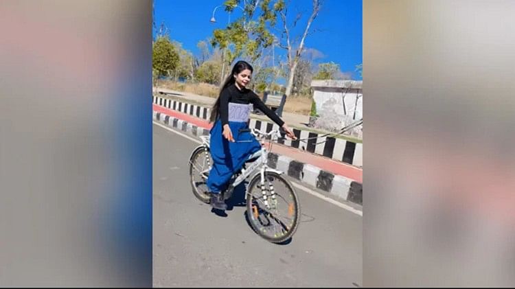साइकिल चलाते हुए लड़की ने किया स्टंट