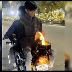 indore boys keep burning sigdi on bike stunt viral video run on the roads police is searching to youth