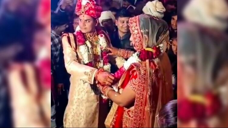 Dulha Dulhan Video Shaadi Ka Video Groom Funny Reaction On Jaimala Stage After Crackers Fire Video Viral - Dulha Dulhan Video: दुल्हन की वरमाला ठीक कर रहा था दूल्हा, तभी किसी ने Dulha Dulhan Video Shaadi Ka Video Groom Funny Reaction On Jaimala Stage After Crackers Fire Video Viral - Dulha Dulhan Video: दुल्हन की वरमाला ठीक कर रहा था दूल्हा, तभी किसी ने