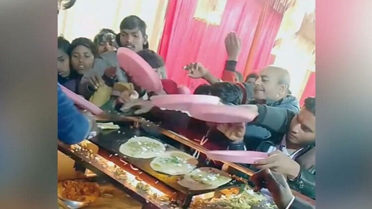 शादी में डोसे के स्टॉल पर मची लूट