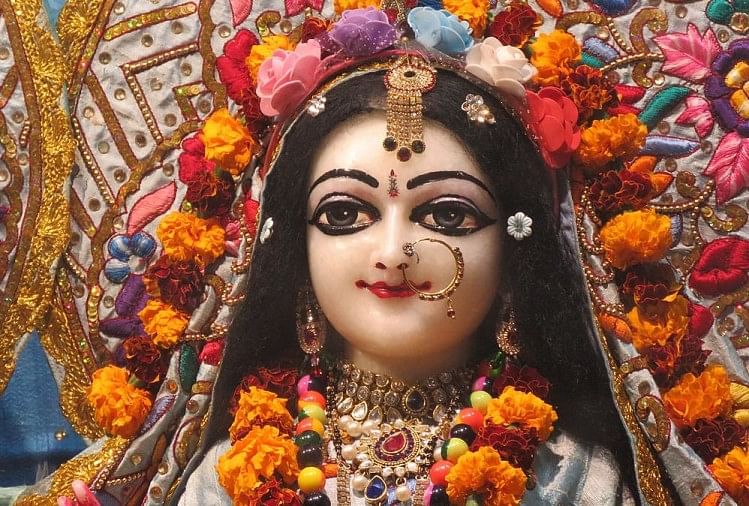 प्रसिद्ध राधा-रानी मंदिर में नहीं टूटी 5000 साल पुरानी परंपरा , पुजारियों ने ही कराई पूजा