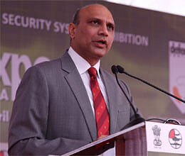 Raju gives cash award to 200 meritorious CBSE students