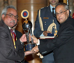 President gives prestigious award to Mangalore University