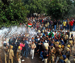 Cops baton charge students protesting against UPPSC